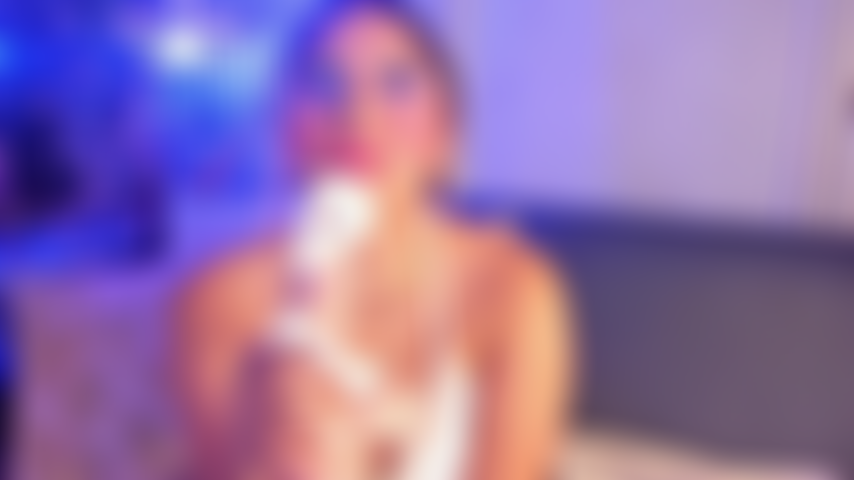 Lambendo seu esperma.