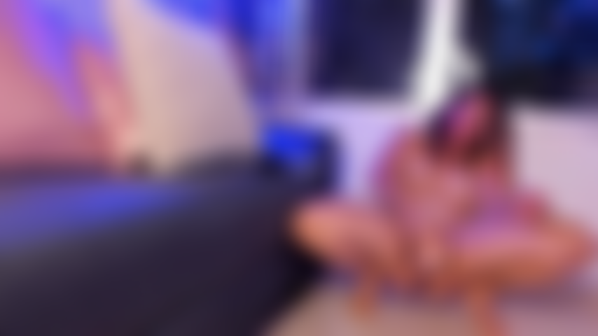 Fodendo minha buceta com mais força.