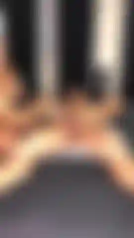 Divertida com os pés.