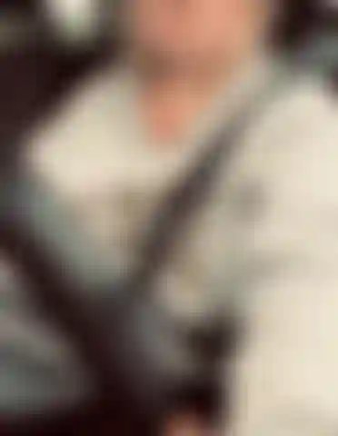 Que mostra meus peitos enquanto dirijo.