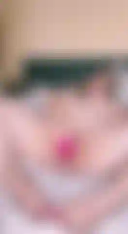 Meus pezinhos fofos e enchendo minha bucetinha de vibrador rosa.