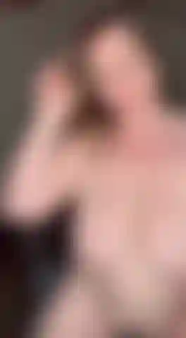 Nua cavalgando esse pau até gozar em todo lugar.