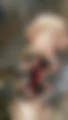 Cavalgando e esguichando em todo o espelho.