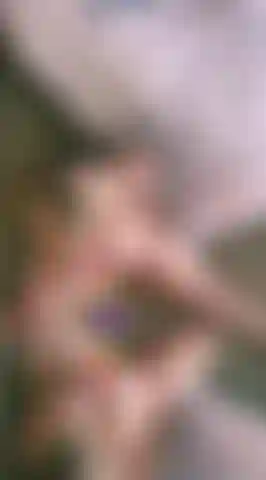 Fodendo um vibrador de arco-íris no espelho. Tantas boas vistas.