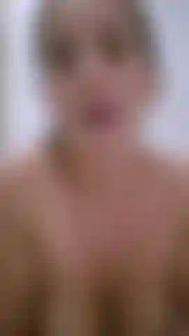 Olá, estou nua no meu banheiro.