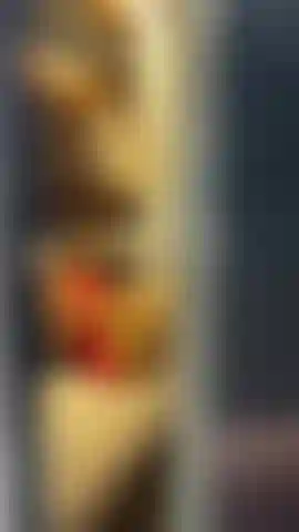 Eu me espio, enquanto masturbo minha buceta apertada.