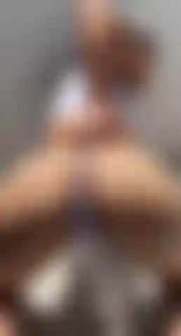 Meu ânus apertado recebe um jato.