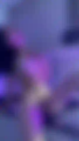 Gostosa pra caralho na cozinha.