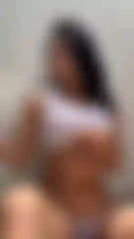 Molhando meus peitos quentes para você brincar com eles.
