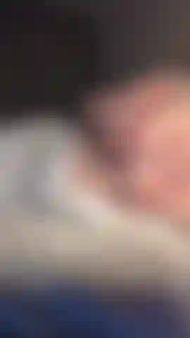 Massagem em peitos grandes na cama