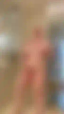 Diversão furtiva no chuveiro enquanto meu amigo está a poucos metros de distância...