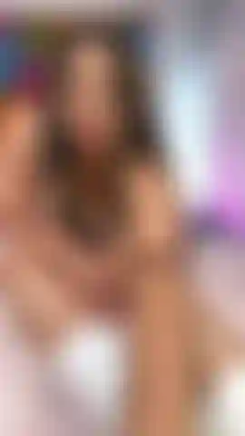 Estalando os dedos dos pés em meias altas, brancas e sujas.