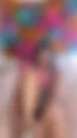 Tirando minhas meias brancas para revelar minhas solas sujas e pedicure vermelha enquanto te dou minha bunda em shorts curtos.