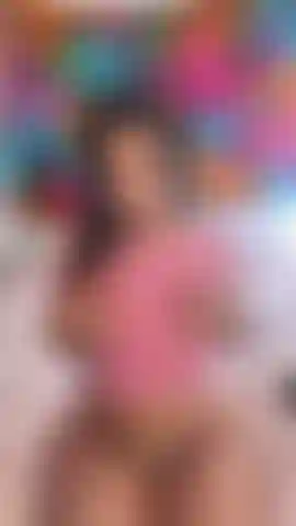 Que faz strip-tease para te deixar duro como uma rocha.