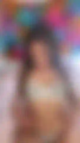 Provocando meus seios em uma lingerie de renda antes de arrancar meu sutiã.