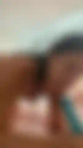 Que faz um boquete cru e desleixado enquanto estou nua em cima de você.