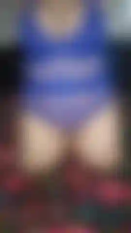 Watch me tease myself in gorgeous lingerie and play with my big bouncy titties