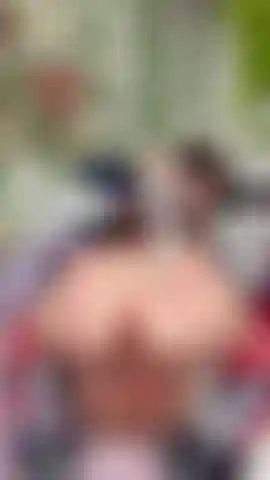 Brincando de montar o dildo ao contrário com minha bunda gorda tampada.