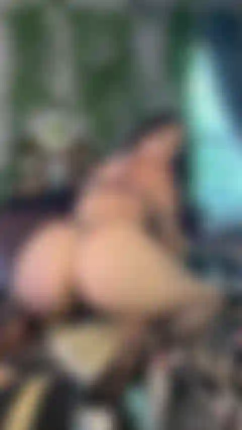 Rebolando e dando tapas na minha bunda gorda e gostosa.