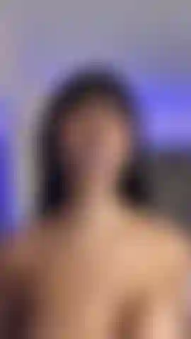 Mordaça na minha boca e seios nus.