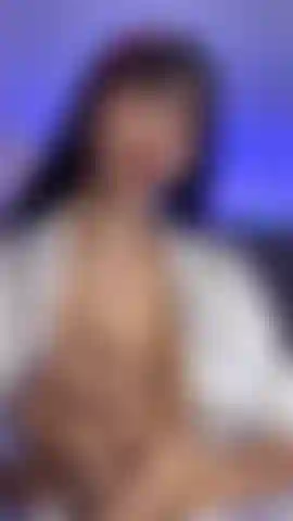 Massageada e cuspida nos meus peitos grandes e nus.