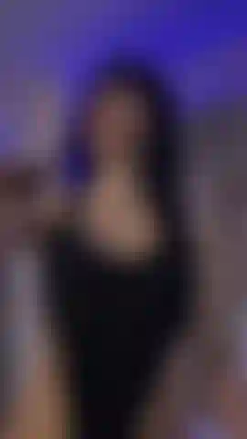 Tenho seios grandes e estou nua.