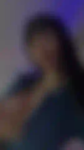 Massagem em seios sensuais.