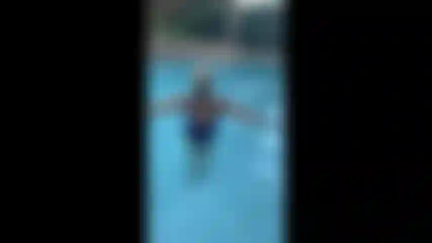 Me assista me despindo e brincando com a bucetinha na piscina!!