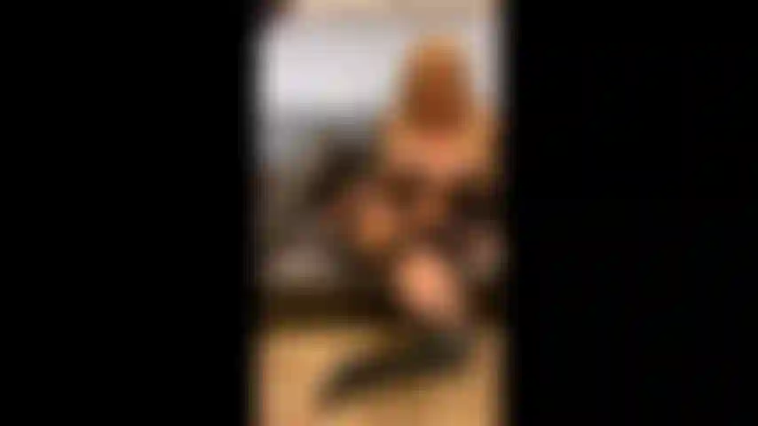 Mary carey com botas de couro e vibrador.