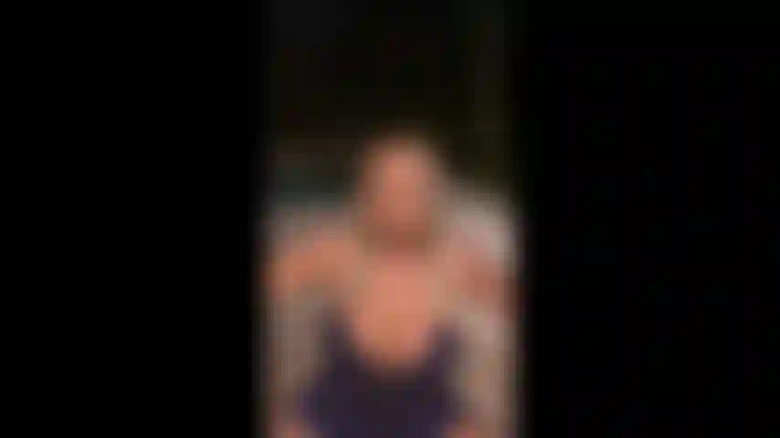 Mary carey se masturba em roxo.