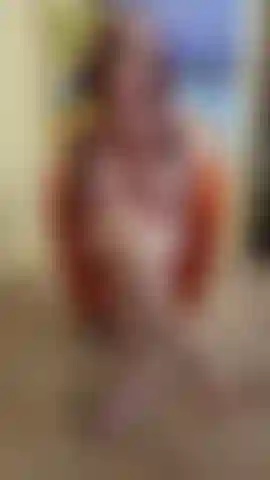 Amantes de pés! Este é para vocês. Adorem esses pés doces e sexy, dos meus dedinhos pequeninos aos meus calcanhares firmes e redondos. Peguem um pouco de loção e massageiem o seu pau enquanto eu esfrego meus pés. Quero imaginar como seria bom sentir o seu pau no meio dos meus arcos altos e curvados. Eles são perfeitos para uma foda com os pés. Quero que você termine com uma gozada quente nos meus soles macios e rosados. Ooh, isso sempre é incrível!
