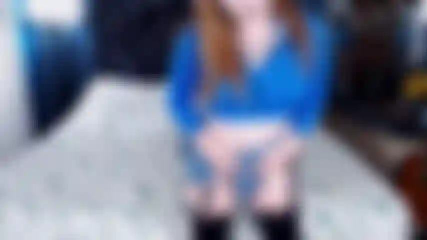 Quem não gosta de brincar com uma colegial safada em dia de chuva?