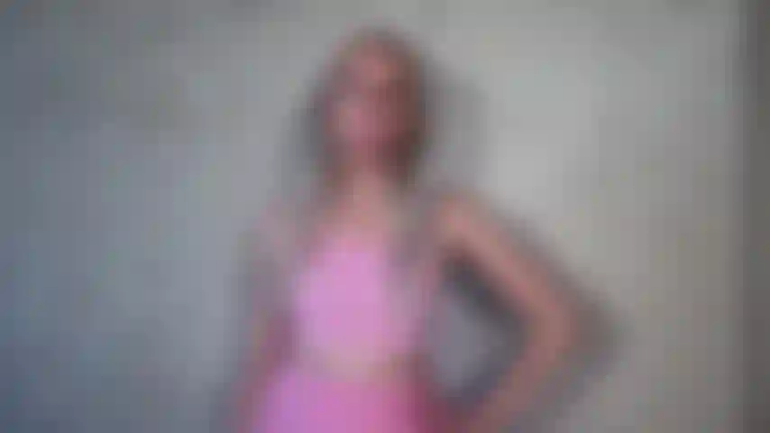 Dona de casa, com pé de camelo e shorts de ioga rosa.