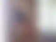 Estou nesta casa gigante sozinha e o silêncio me pegou totalmente. Então liguei a câmera de vídeo e me filmei tomando banho, fazendo a barba, escovando os dentes e me maquiando para o dia.