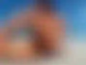 Na praia ordenho meus seios e brinco com minha buceta até gozar. E eu esguicho duas vezes na areia quente :).