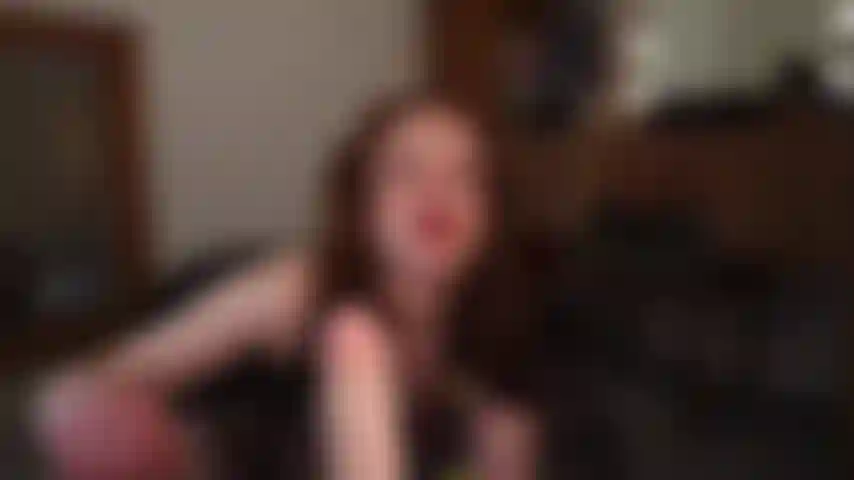 Boquete de dildo bagunçado spitplay em vestido de látex.