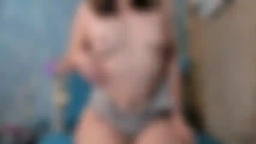 Robin - provocação de bucetinha exibindo com doce o vibrador foda e bucetinha de perto.