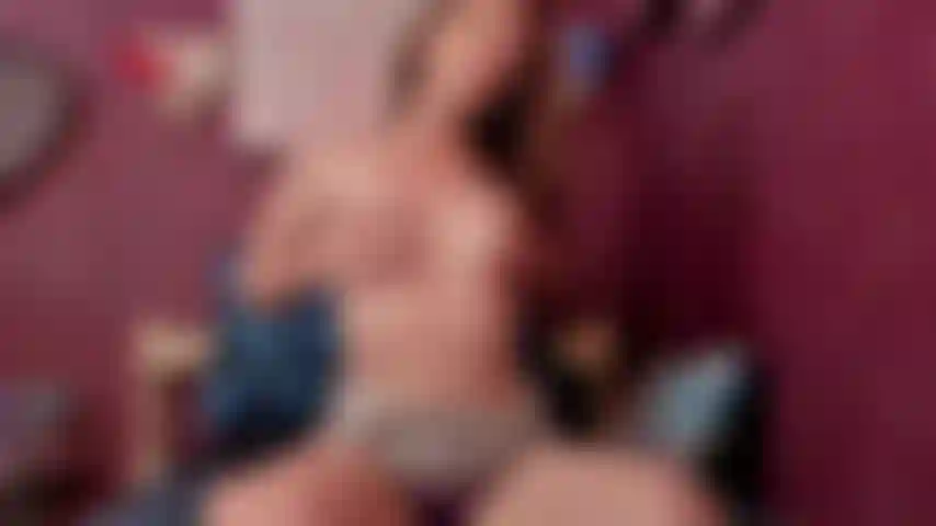 Robin, jogo de cuspe super sexy - você pode vê-lo escorrer lentamente da minha língua, dos meus seios e do meu corpo. Você não vai querer perder!