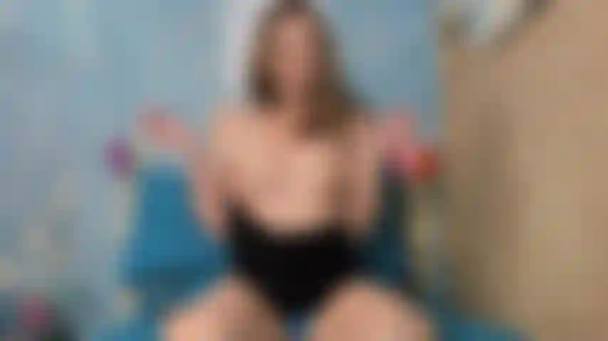 Robin, a porra dos peitinhos doces, dando risadinhas.