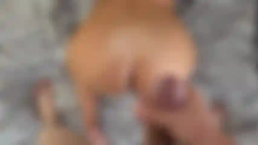 Eu ejaculei minha enorme gozada nas costas da bella.