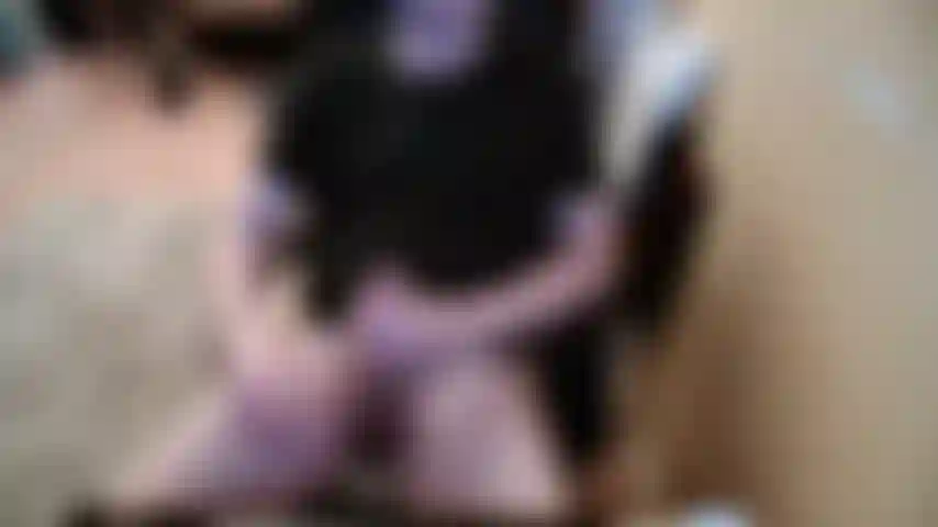 Esfregando loção no meu pau grosso.