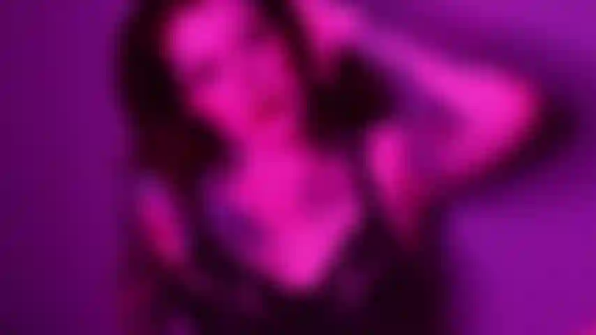 Se você quer gozar, tem que me fazer uma promessa - quando você gozar nessa mão, vai esfregar no rosto, e depois na boca!!! Eu quero te ver engolindo como uma puta, digna de ter um orgasmo! Se você não fizer isso, vai ficar em castidade, vadia!!