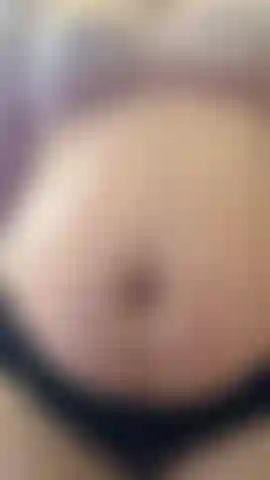 Passando óleo na minha barriga de grávida.