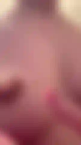 Espremendo e esguichando leite dos meus mamilos.