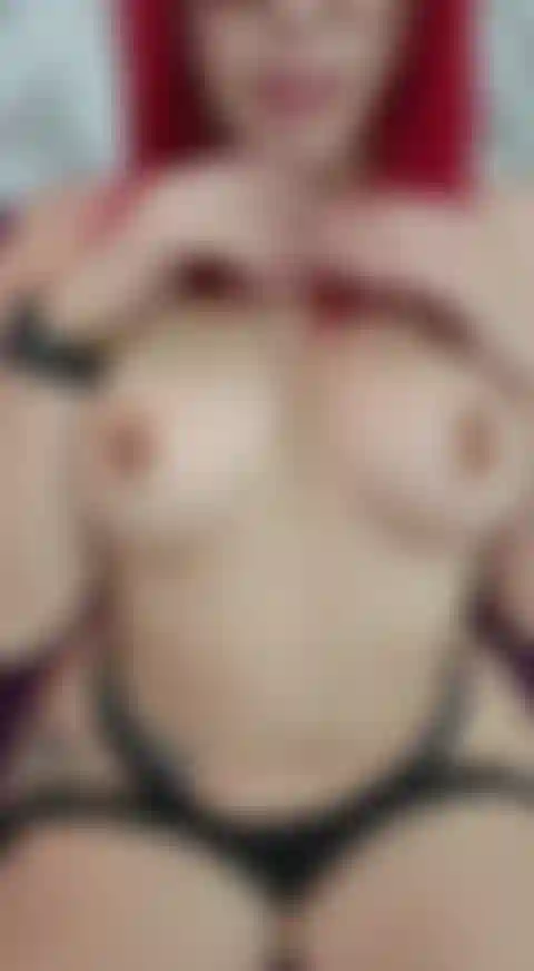 Traz esse pau amor, quero cuspir e colocar entre meus peitões macios.