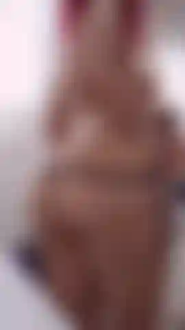 Sei que você sonha em colocar seu lindo rosto entre minhas nádegas, tornar isso real, colocar seu rosto e mais alguma coisa se quiser.