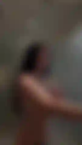 Junte-se a mim neste banho quente 🚿 posso ficar nua às vezes😈 a água escorre pelo meu corpo nu e quente🥵.