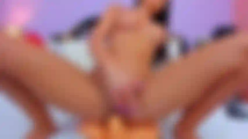 Montando e chupando vibrador, boquete e vista incríveis!