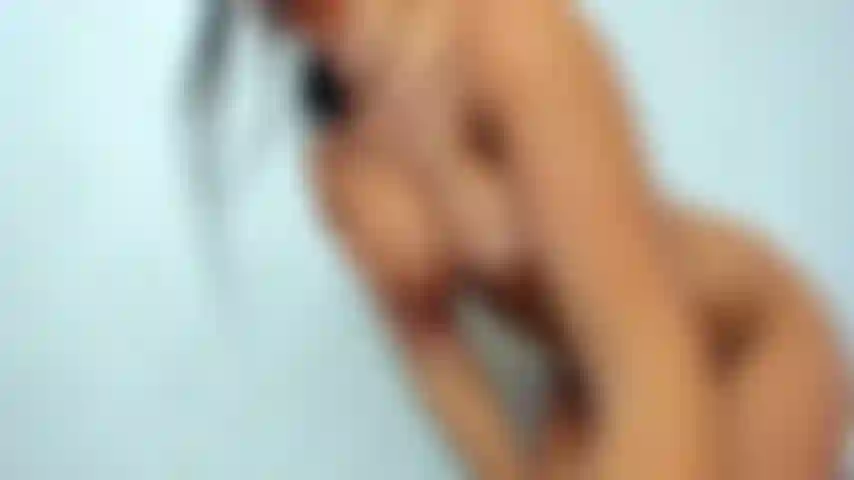 Provocando você com minha bunda sexy e peitos nus.