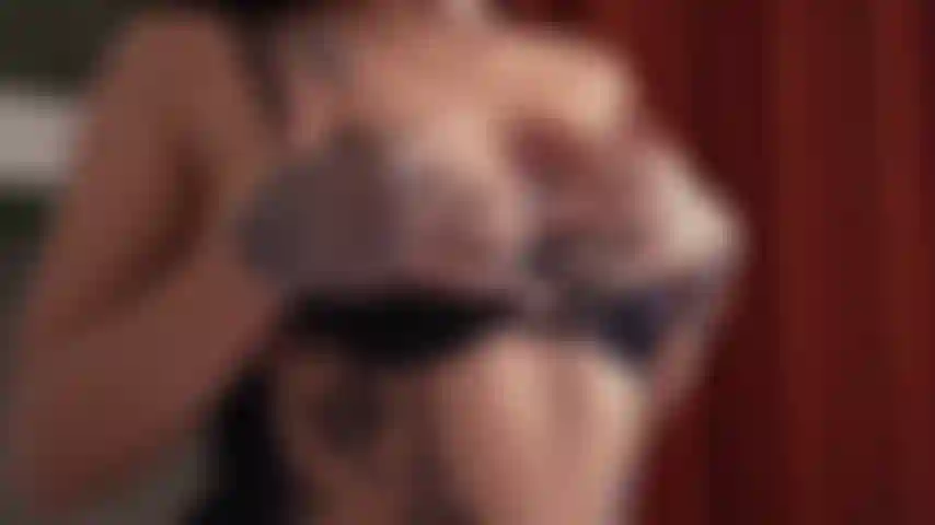 Estou me sentindo especialmente safada hoje. Eu me dispo lentamente para a câmera, passo as mãos por todo o meu corpo e deixo o prazer tomar conta. Eu me toco sem pressa, fico completamente molhada, gemo e gozo várias vezes só para você. Se você gosta de conteúdo quente, natural e sem filtro, fique bem aqui. Posso tornar isso mais intenso, mais sujo ou mais suave… depende de você. Quer que eu me toque ainda melhor? Ficar de quatro? Te mostrar tudo bem de perto? Entre no privado e eu farei exatamente do jeito que você gosta.
